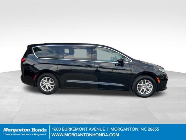 Used 2024 Chrysler Pacifica Touring-L image 10