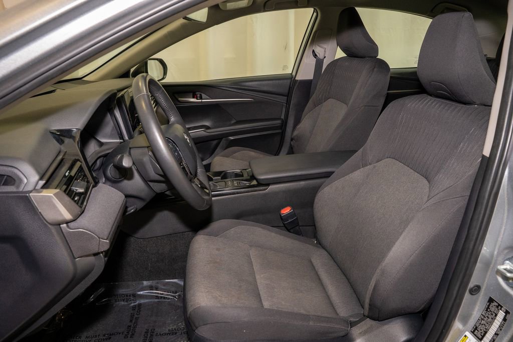 Used 2025 Toyota Camry LE w/ Convenience Package image 9