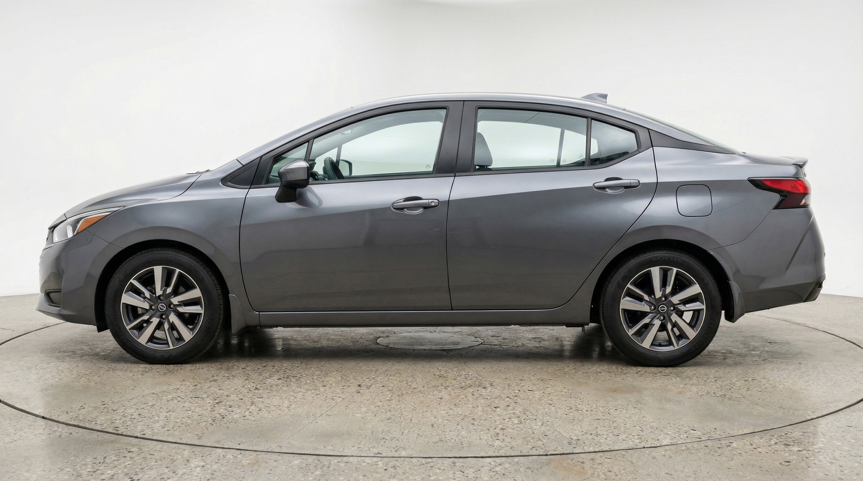 Used 2025 Nissan Versa SV image 5