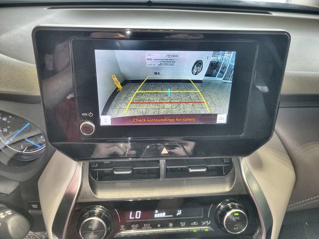 Used 2023 Toyota Venza LE AWD/4WD image 17