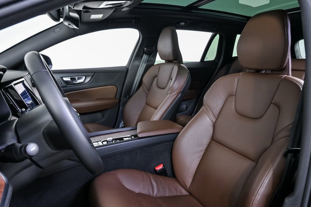 Used 2025 Volvo V60 B5 Cross Country Plus image 6