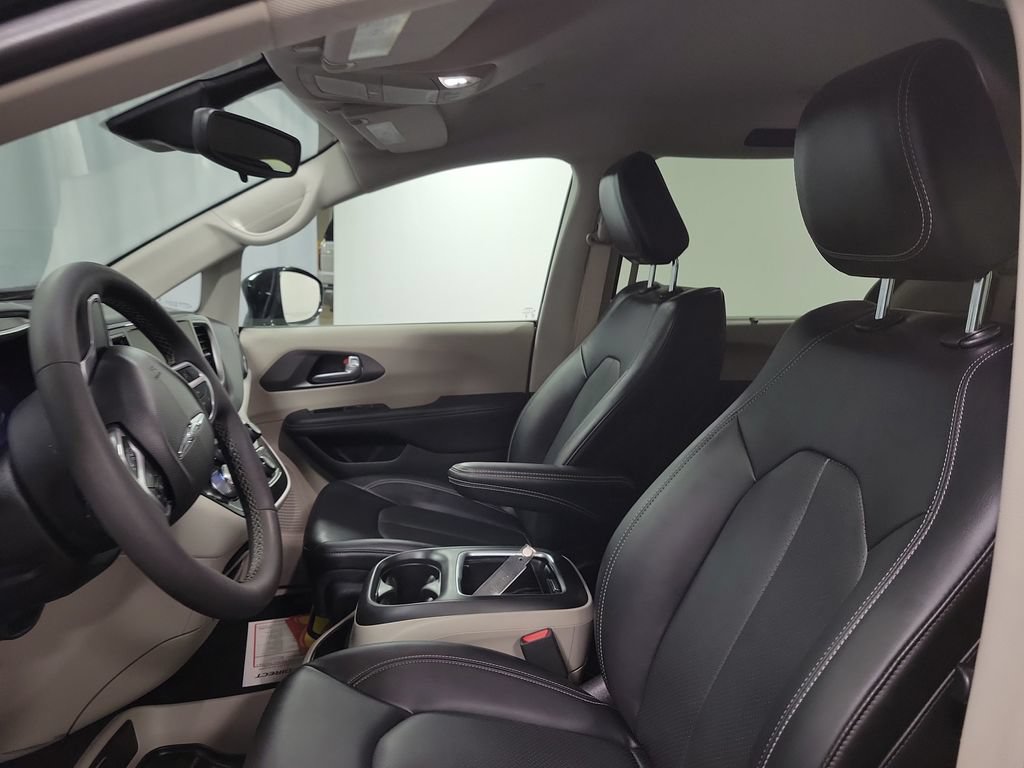 Used 2024 Chrysler Pacifica Touring-L FWD image 15