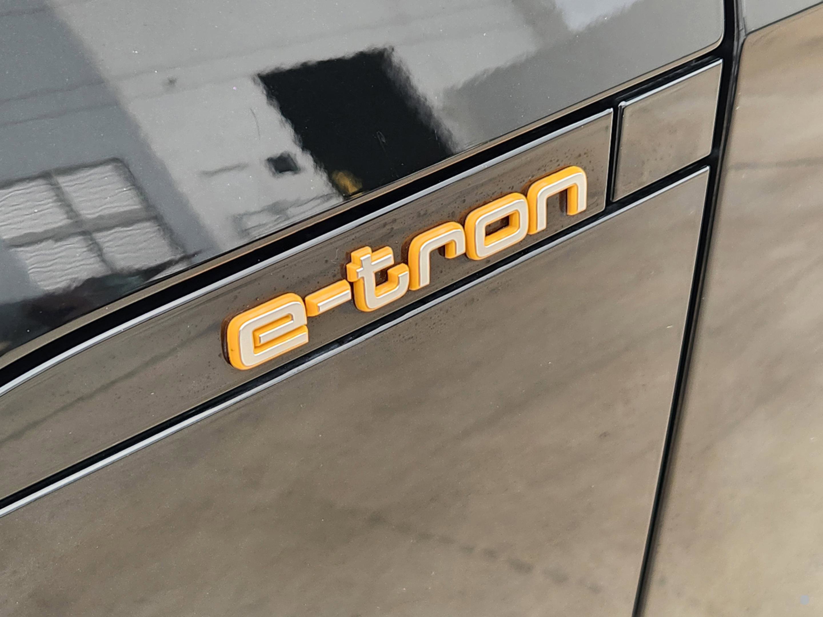 Used 2019 Audi e-tron Prestige w/ Prestige Package image 36