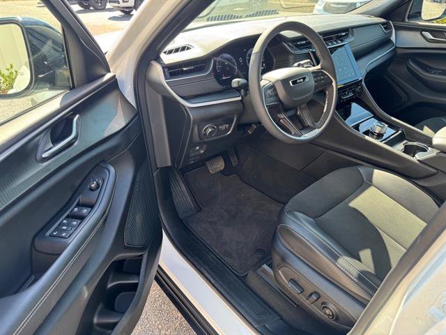 Used 2025 Jeep Grand Cherokee Altitude AWD/4WD image 9