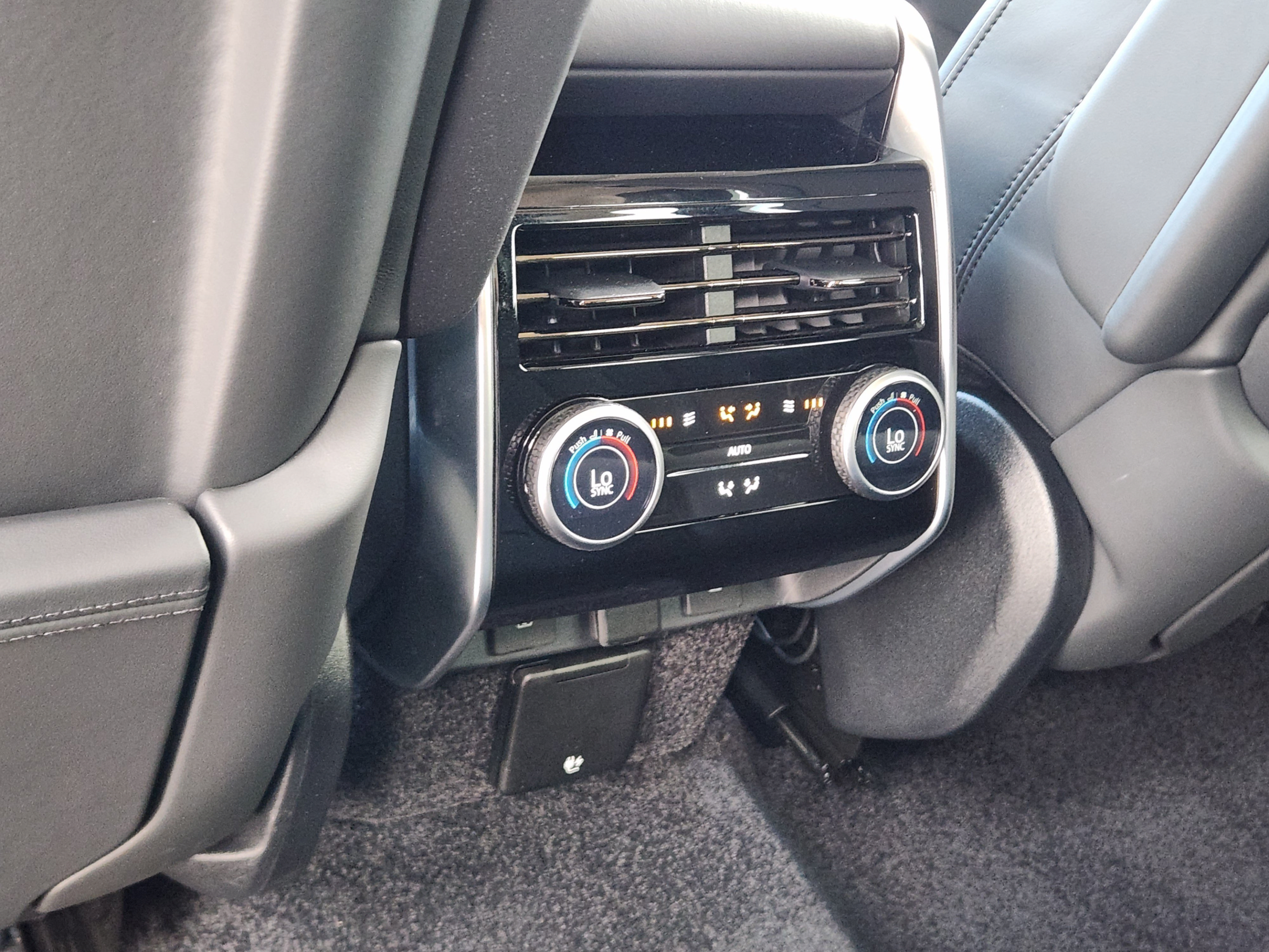 Certified 2024 Land Rover Range Rover SE AWD/4WD image 27