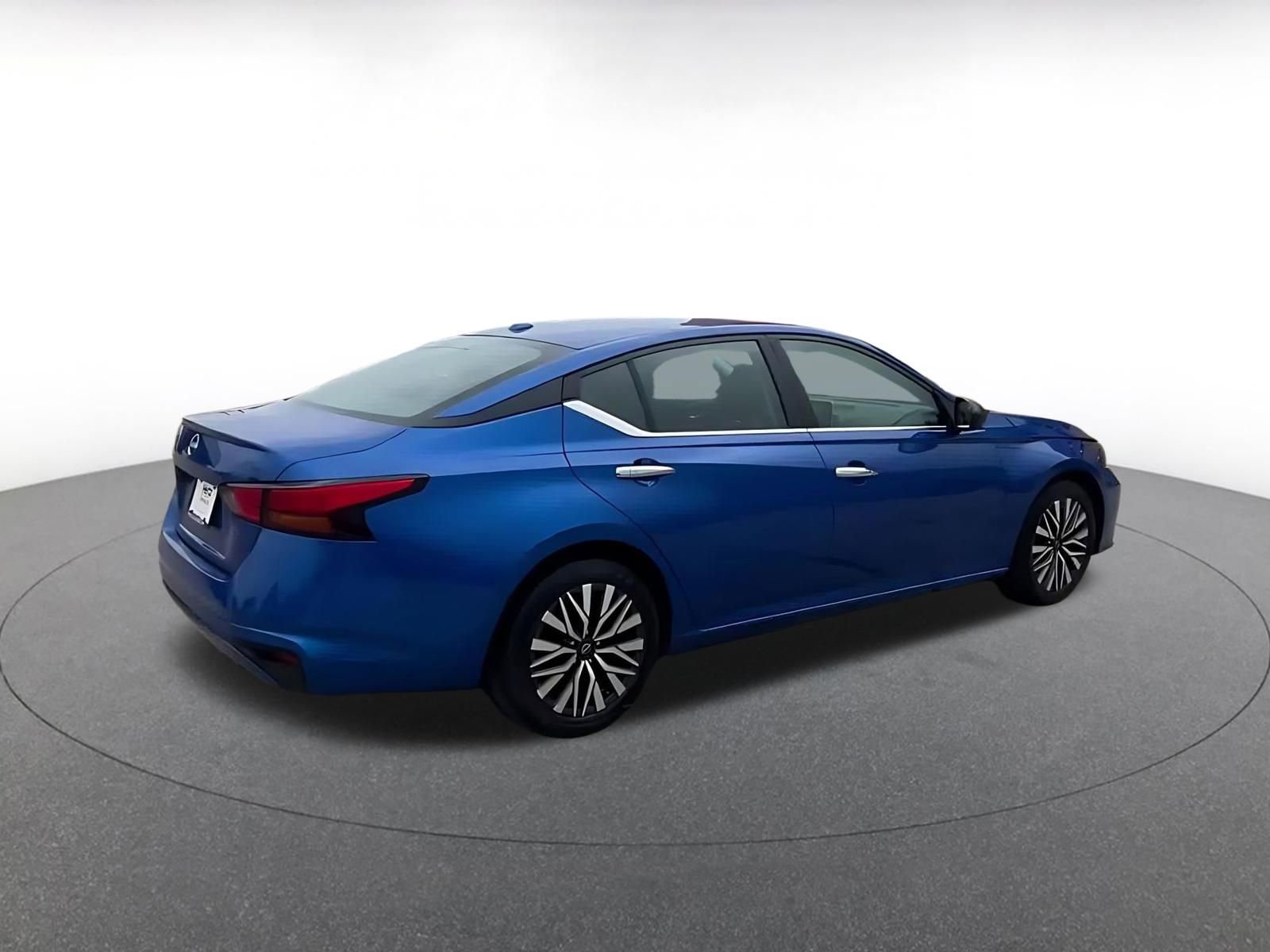 Used 2025 Nissan Altima 2.5 SV FWD image 15