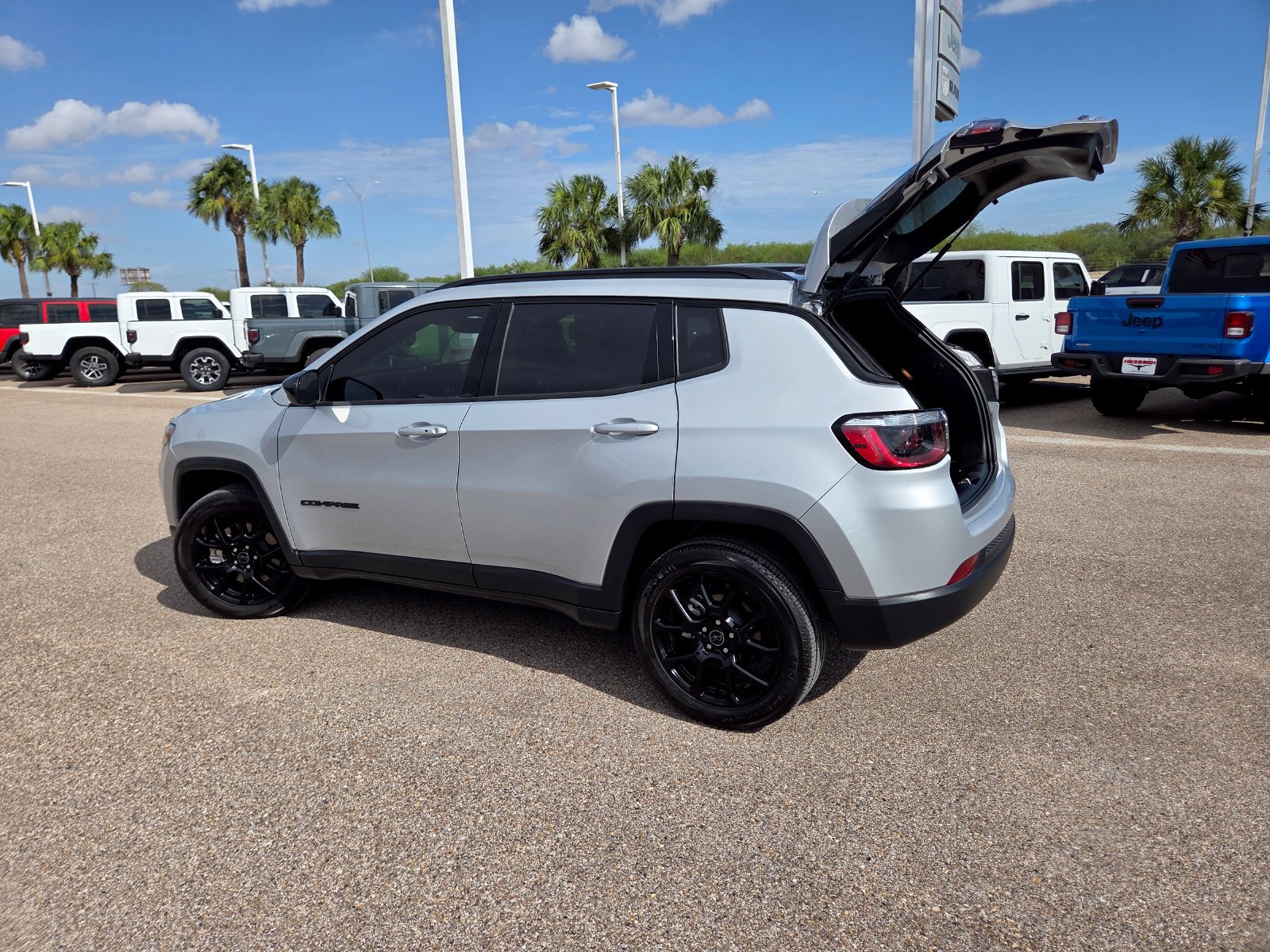New 2026 Jeep Compass Latitude AWD/4WD image 25