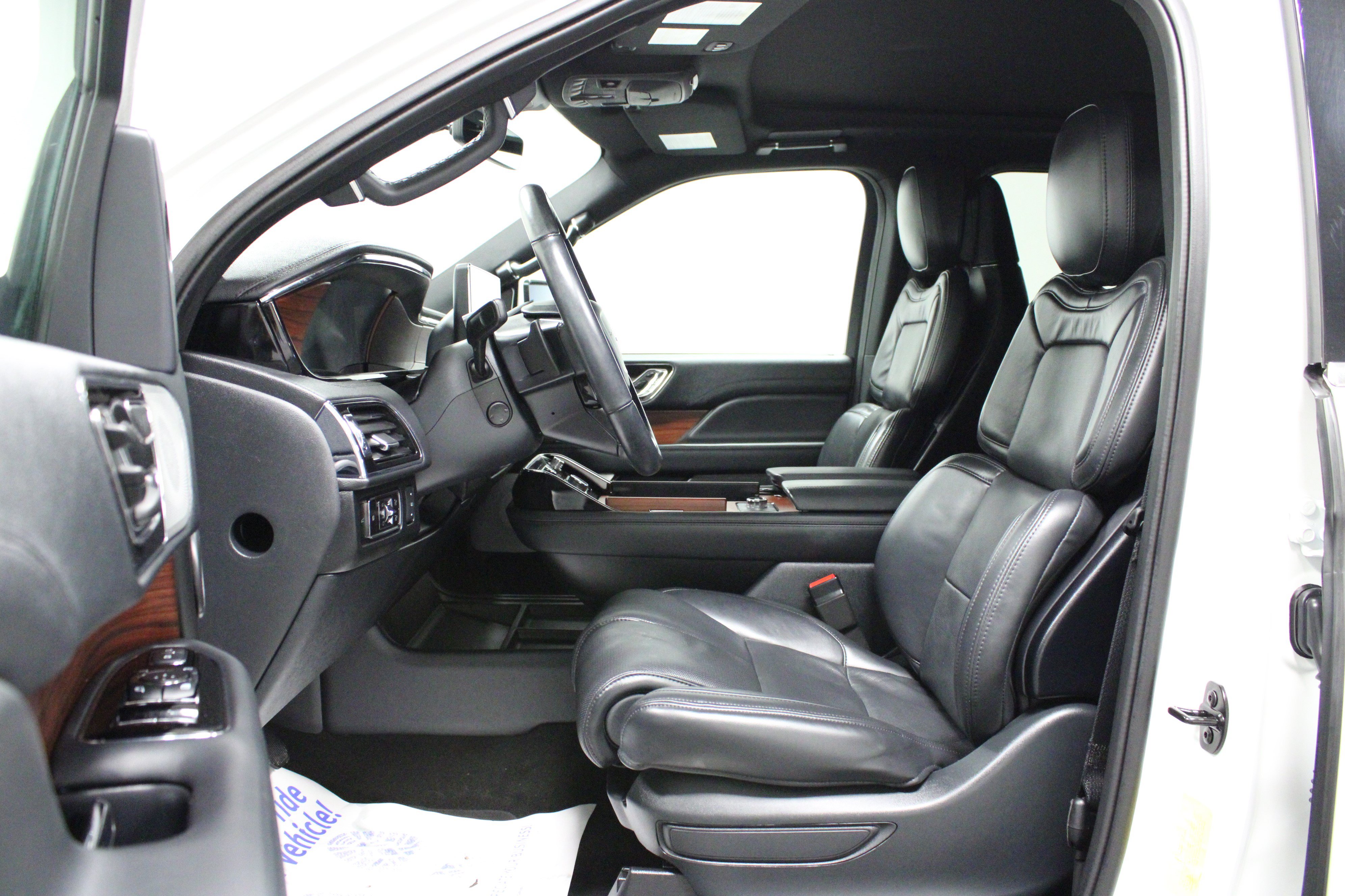 Used 2023 Lincoln Navigator Reserve AWD/4WD image 12