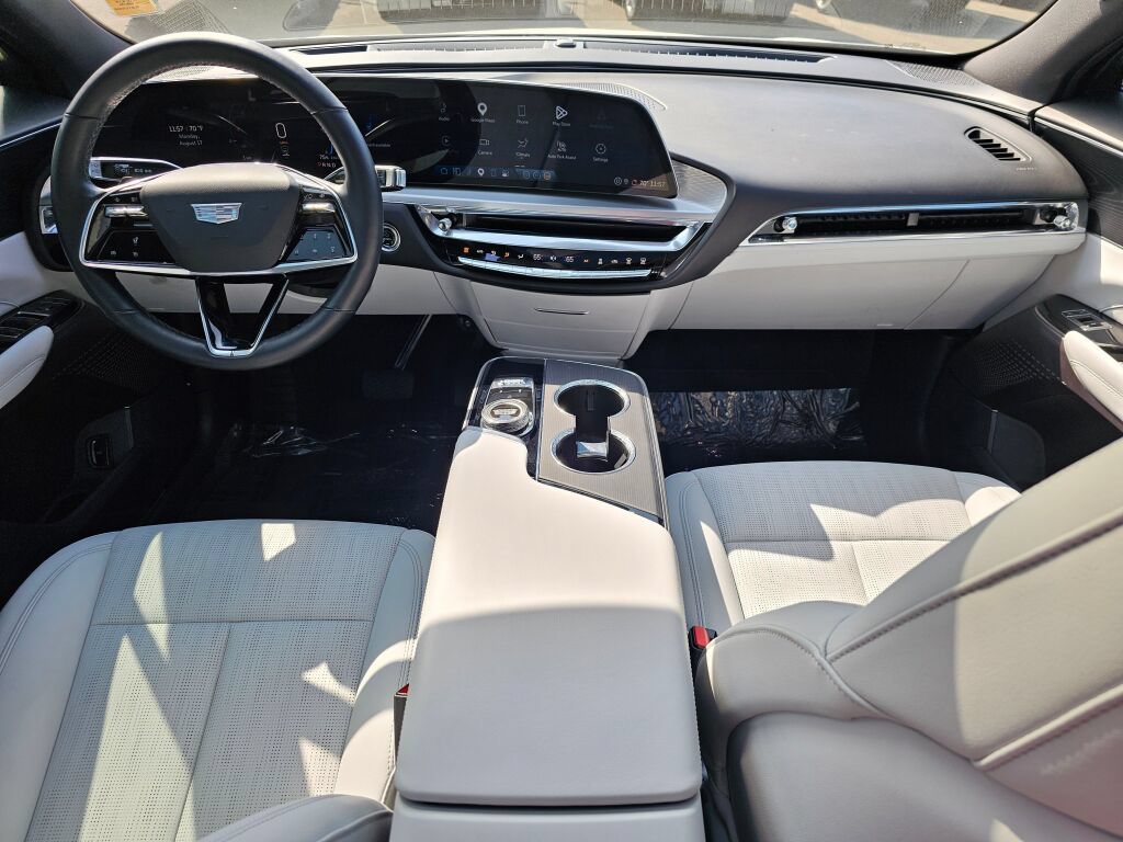 Used 2024 Cadillac Lyriq Luxury AWD/4WD image 9