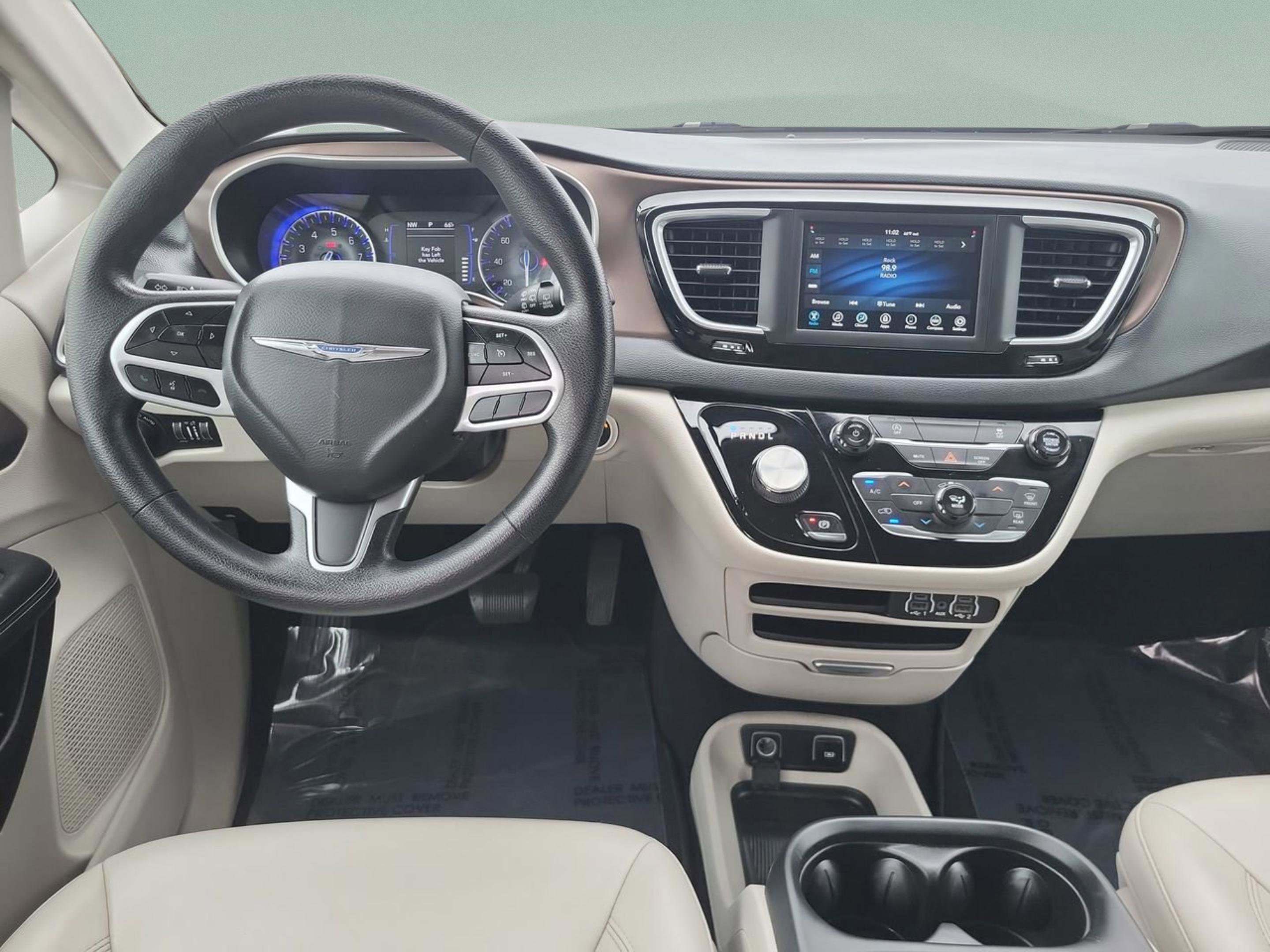 Used 2021 Chrysler Voyager Lxi image 13