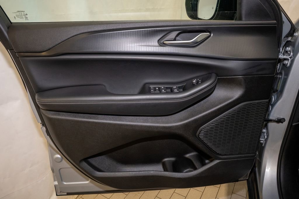 Used 2023 Jeep Grand Cherokee Altitude image 13