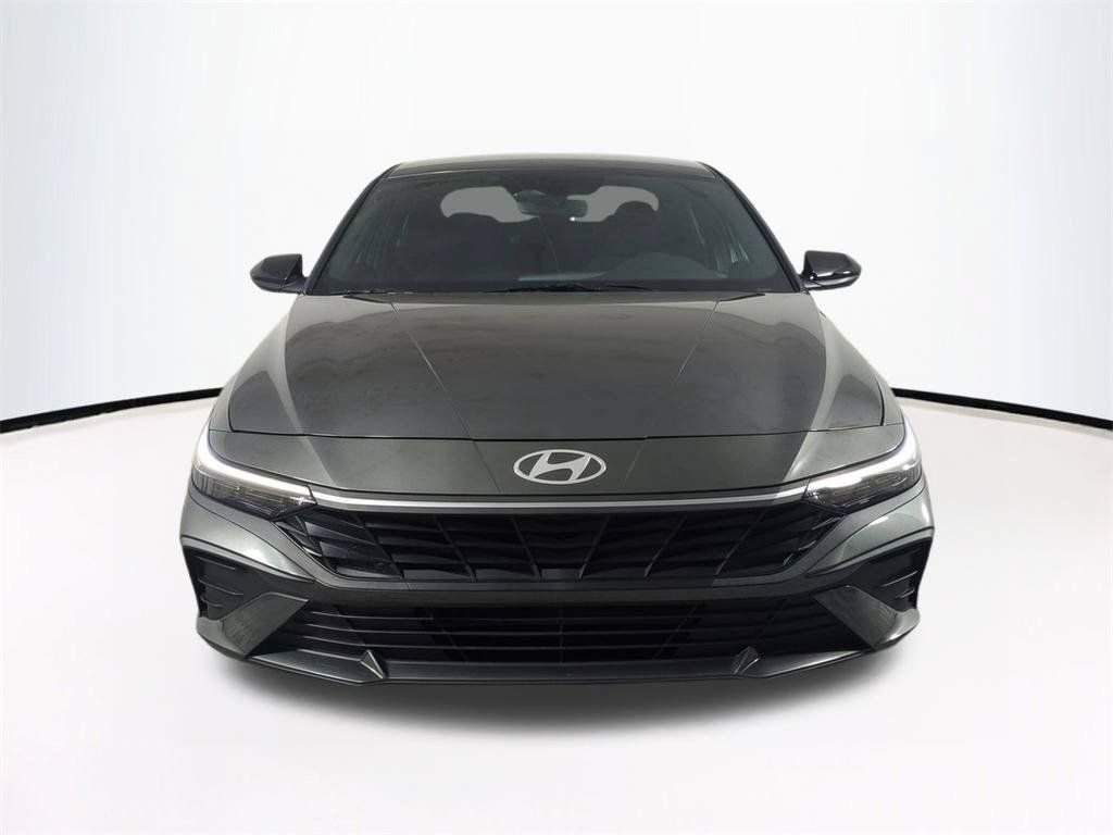 Used 2025 Hyundai Elantra Sport FWD image 3