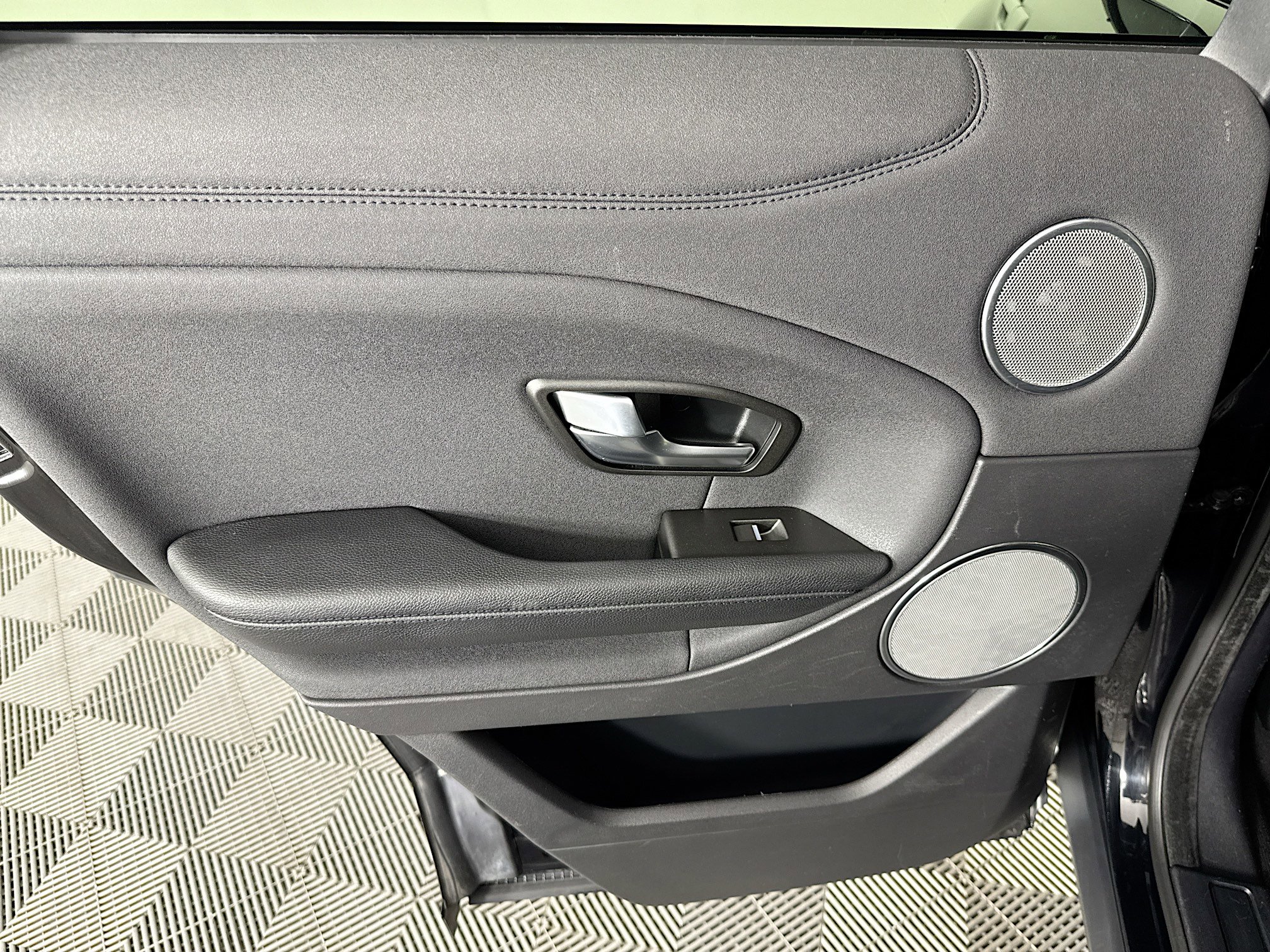 Used 2017 Land Rover Range Rover Evoque SE image 25