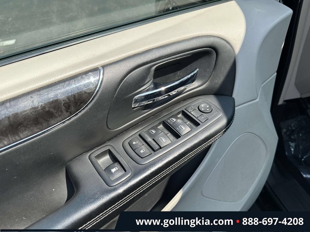 Used 2012 Chrysler Town & Country Touring FWD image 14