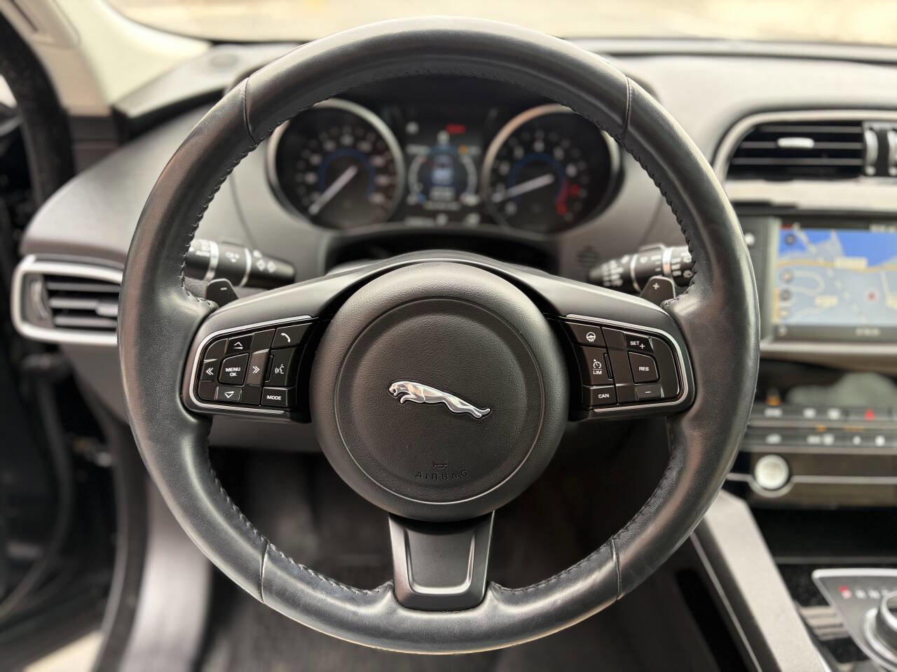 Used 2018 Jaguar F-PACE Premium image 27