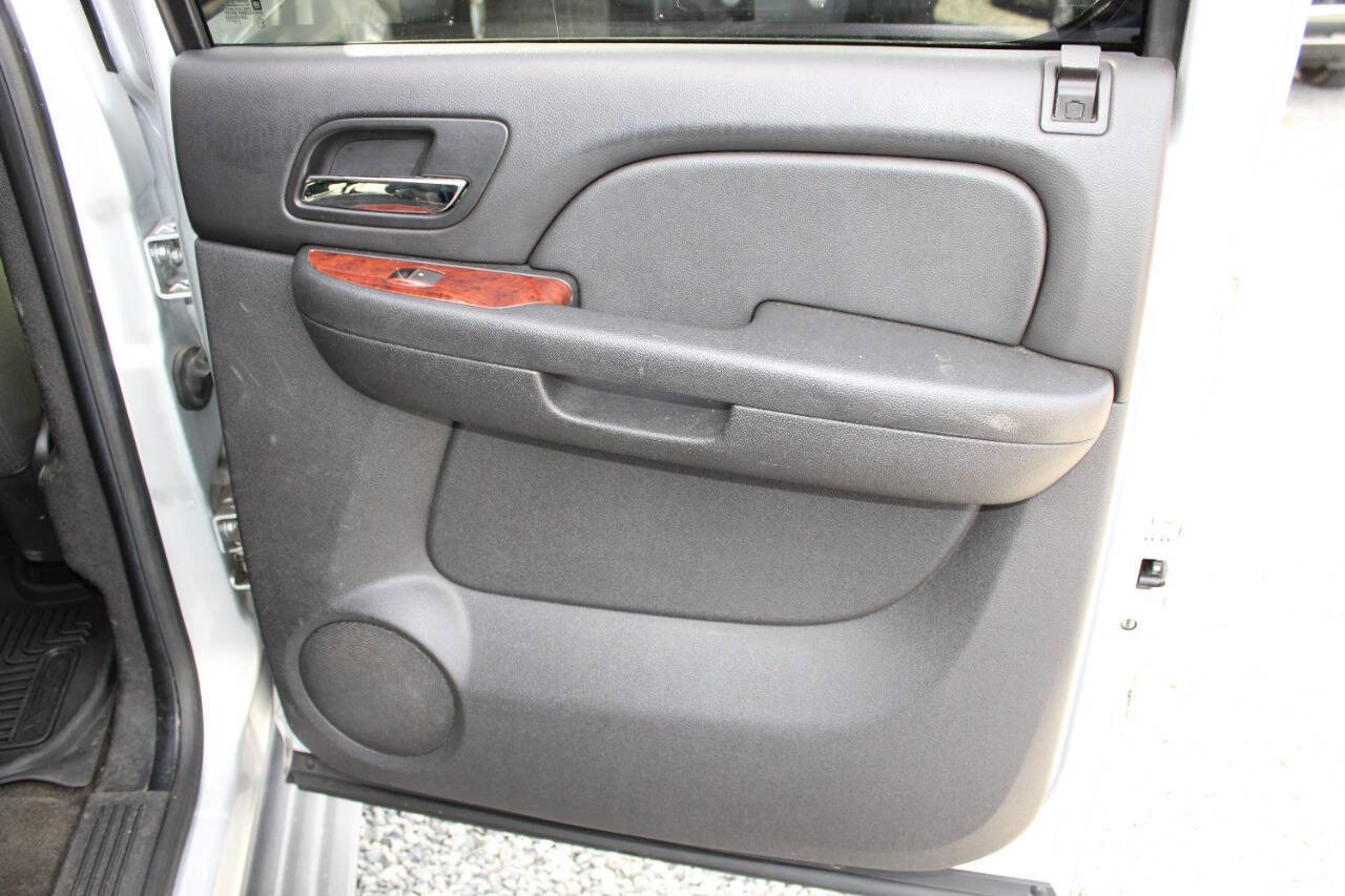 Used 2014 Chevrolet Suburban LS image 22