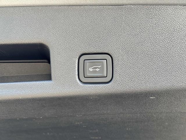 Used 2025 Chevrolet Traverse LT image 23