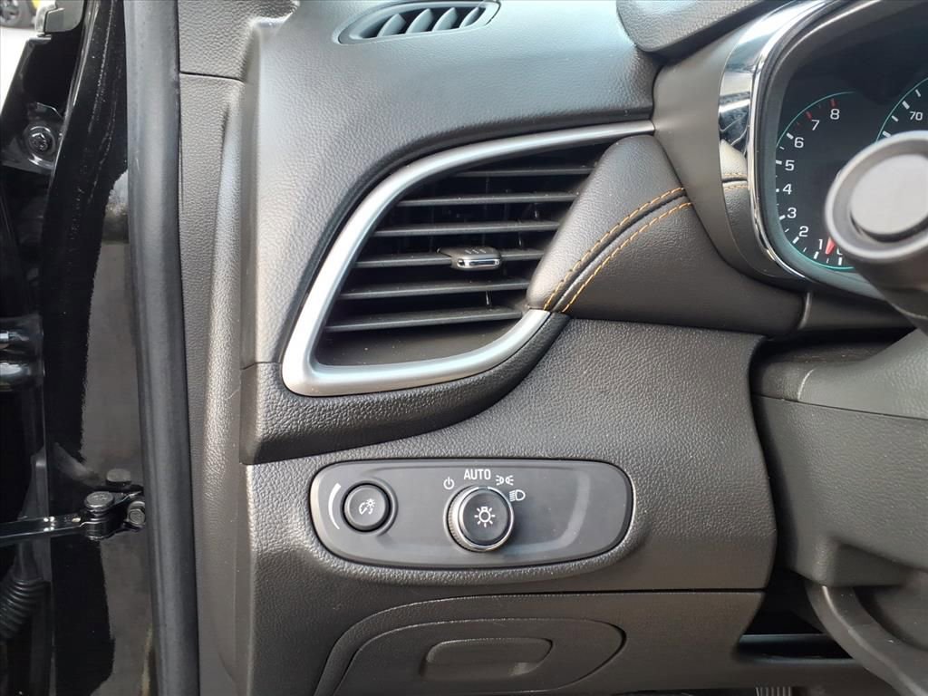 Used 2020 Chevrolet Trax LT w/ LT Convenience Package image 29