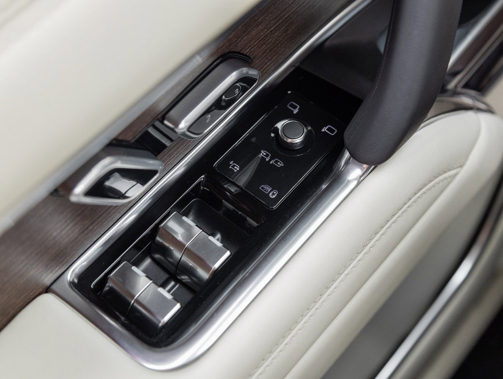 Used 2025 Land Rover Range Rover SE image 18