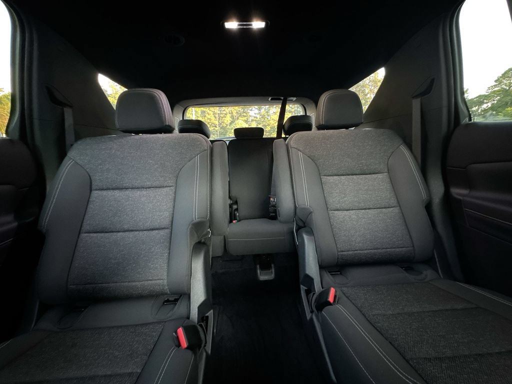 Used 2025 Chevrolet Traverse LT FWD image 34