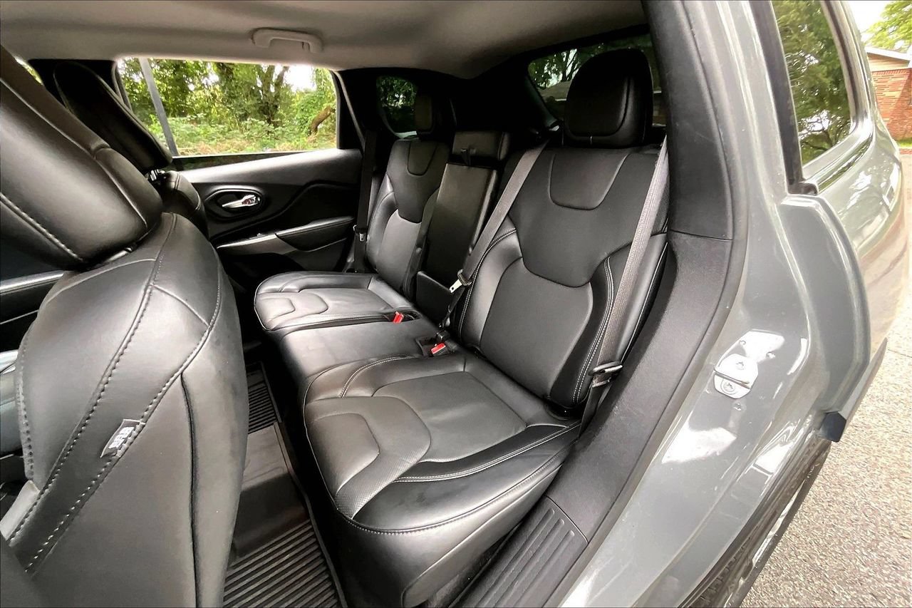 Used 2021 Jeep Cherokee Latitude Lux w/ Comfort/Convenience Group FWD image 19