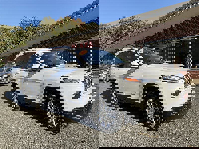 Used 2018 Jeep Cherokee Latitude w/ Cold Weather Group image 3