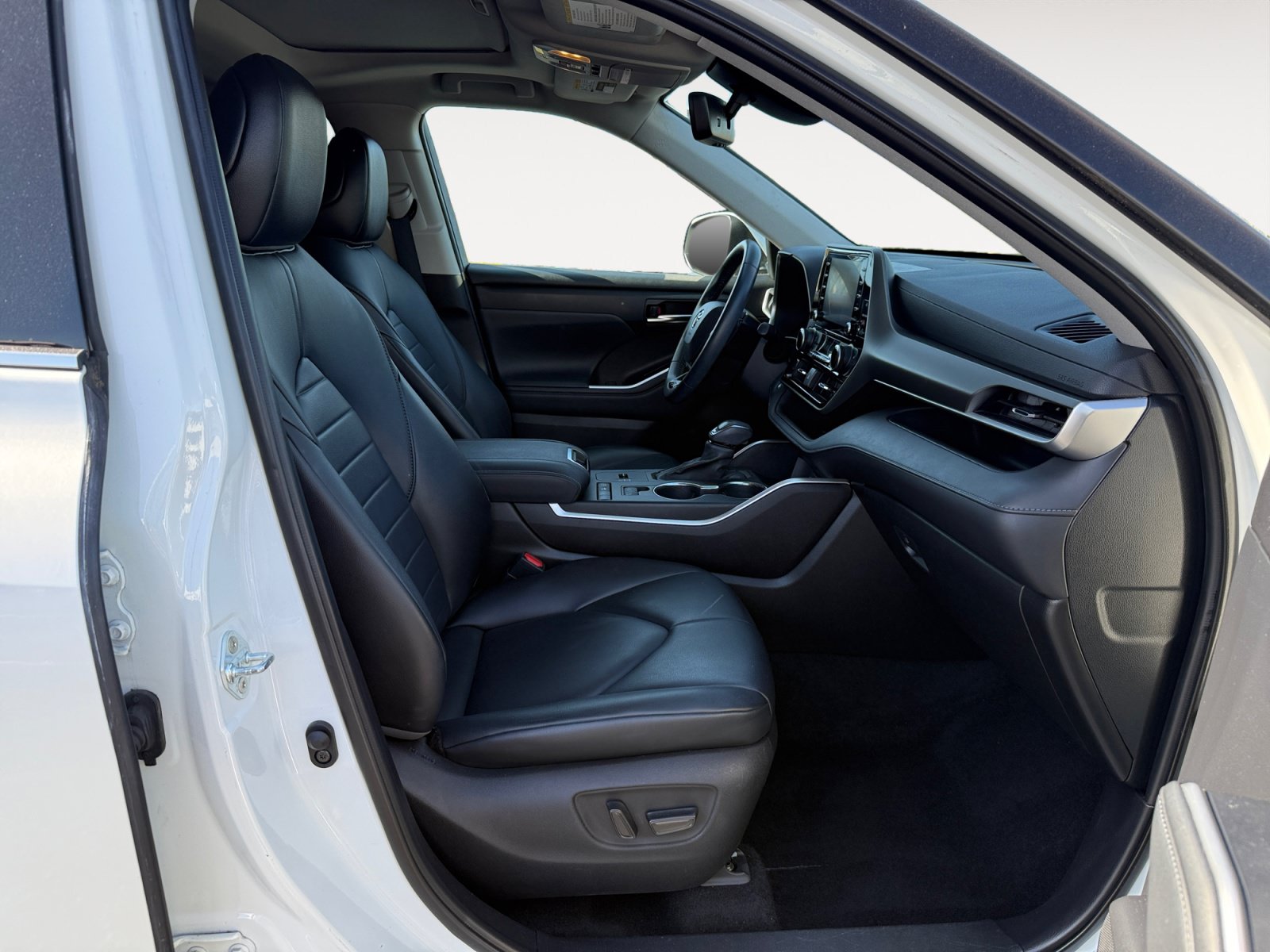 Used 2021 Toyota Highlander XLE FWD image 19