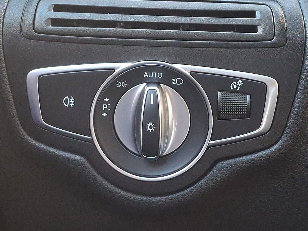 Used 2022 Mercedes-Benz GLC 300 4MATIC w/ AMG Line image 25