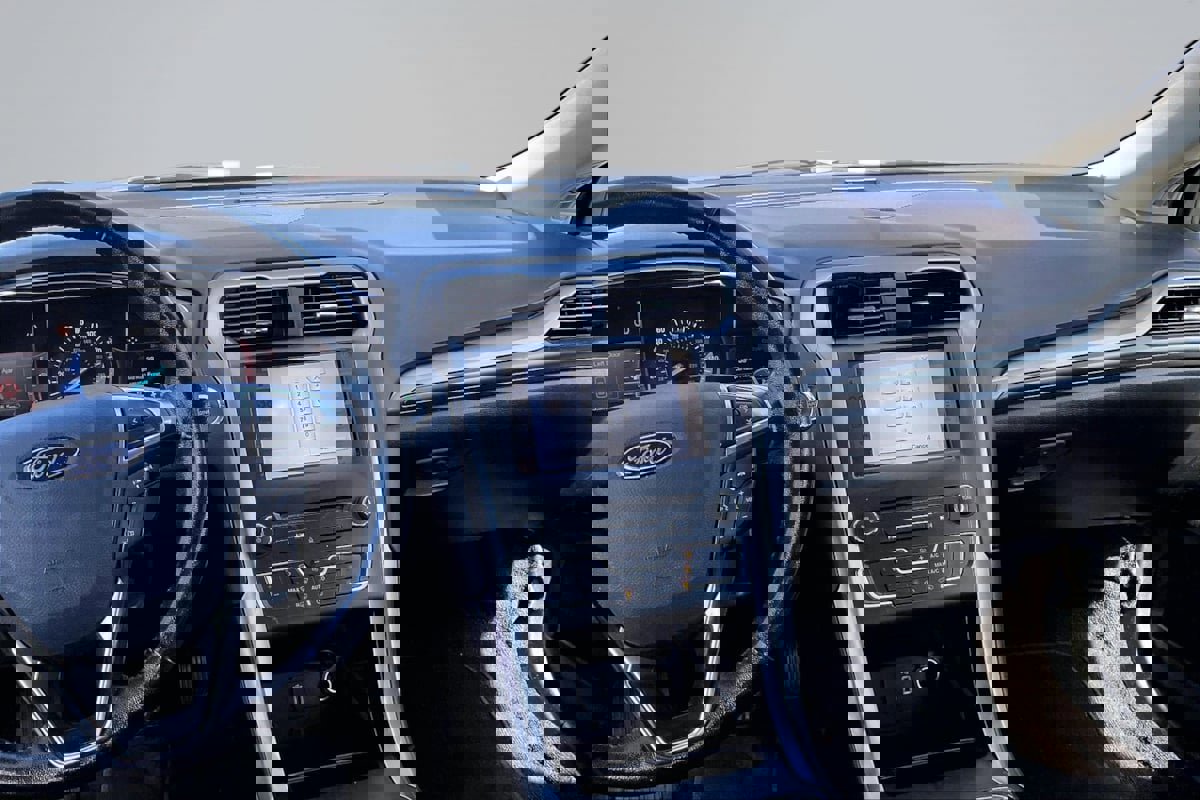 Used 2017 Ford Fusion SE w/ Equipment Group 201A image 6