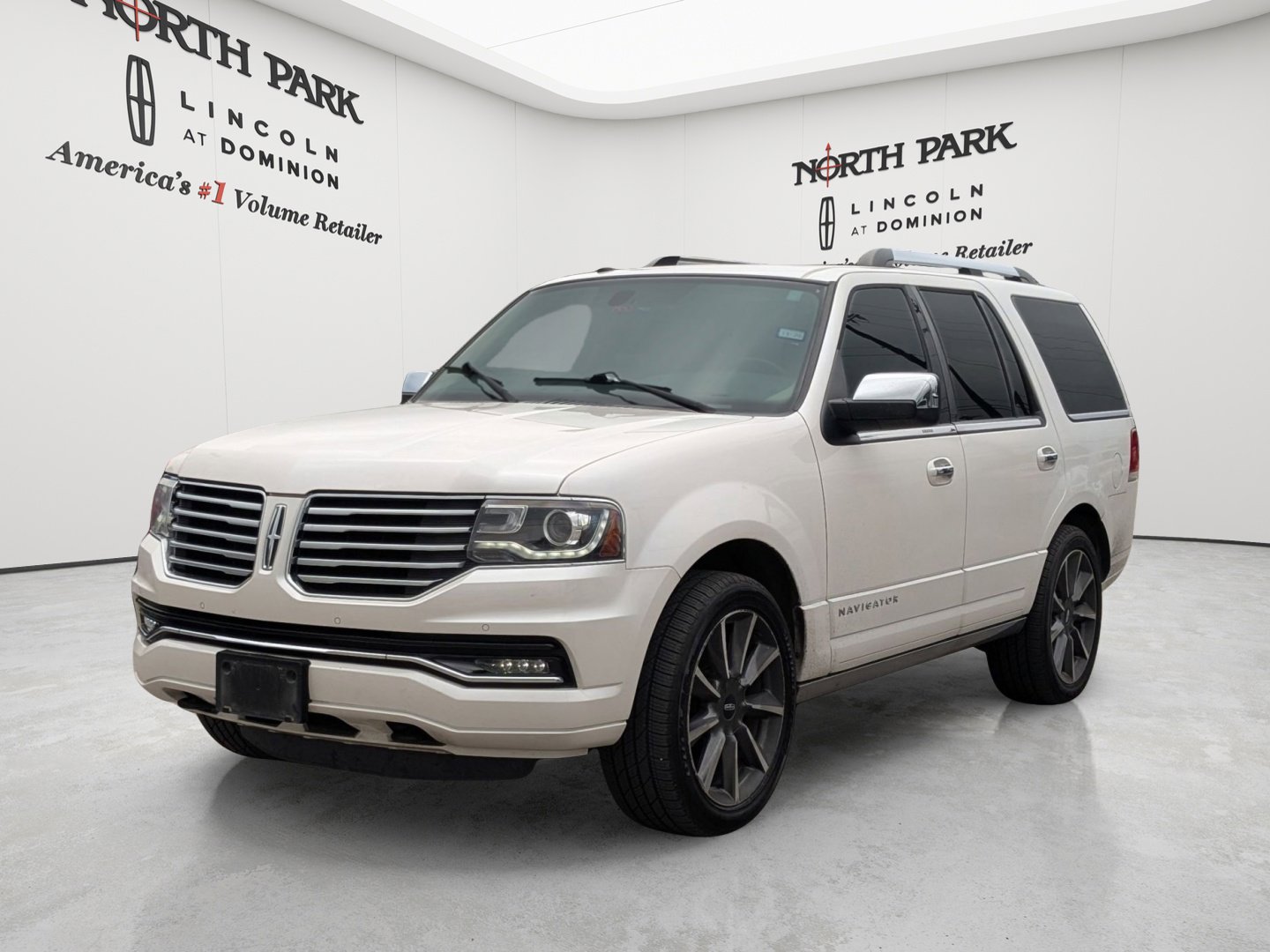 Used 2017 Lincoln Navigator Reserve RWD image 7