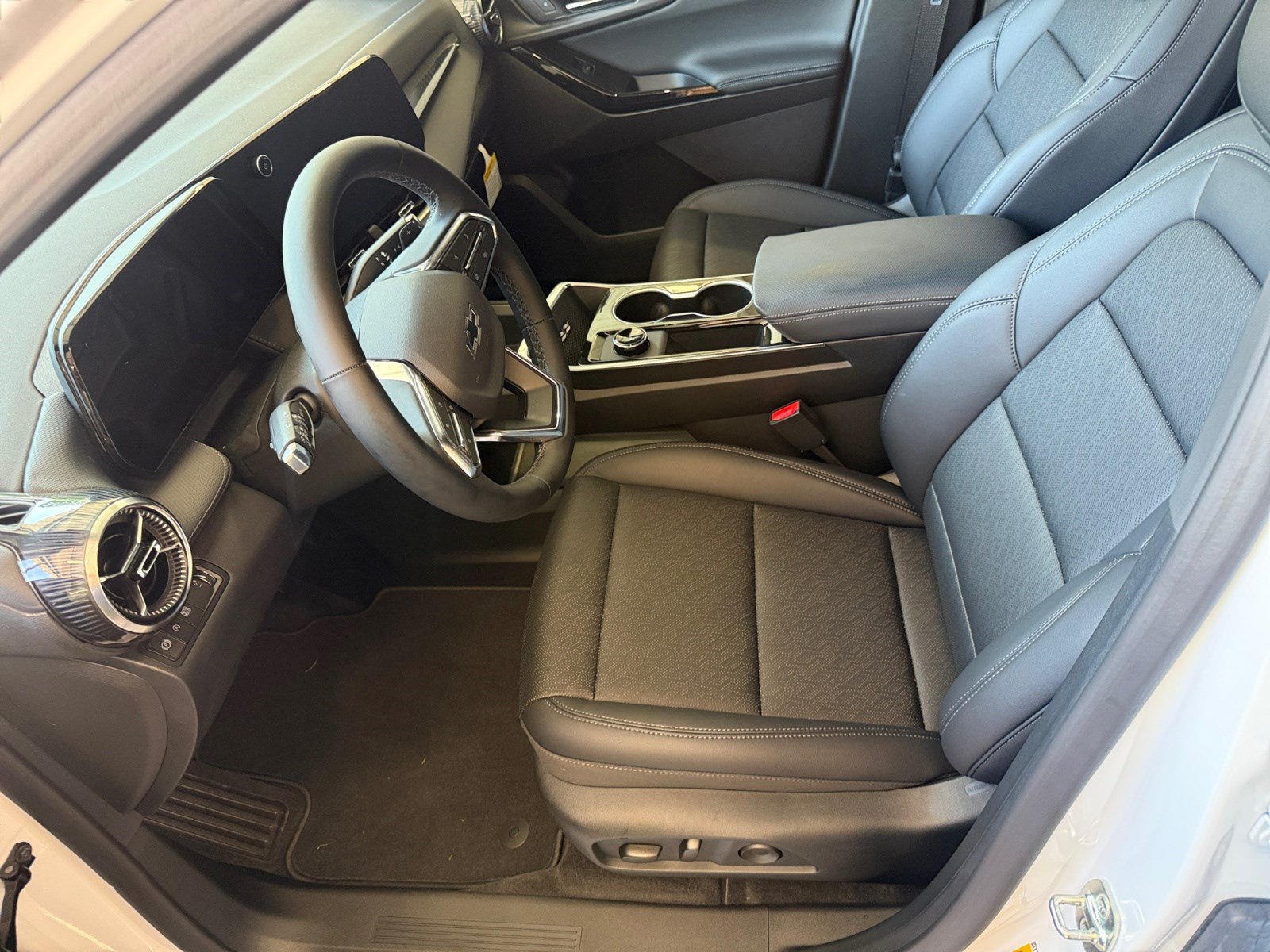 New 2027 Chevrolet Equinox LT w/ Convenience Package II FWD image 11