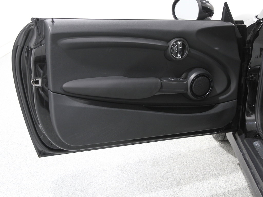 Used 2019 MINI Cooper 2-Door Hardtop image 4