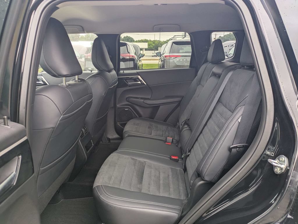 Used 2025 Mitsubishi Outlander SE FWD image 14