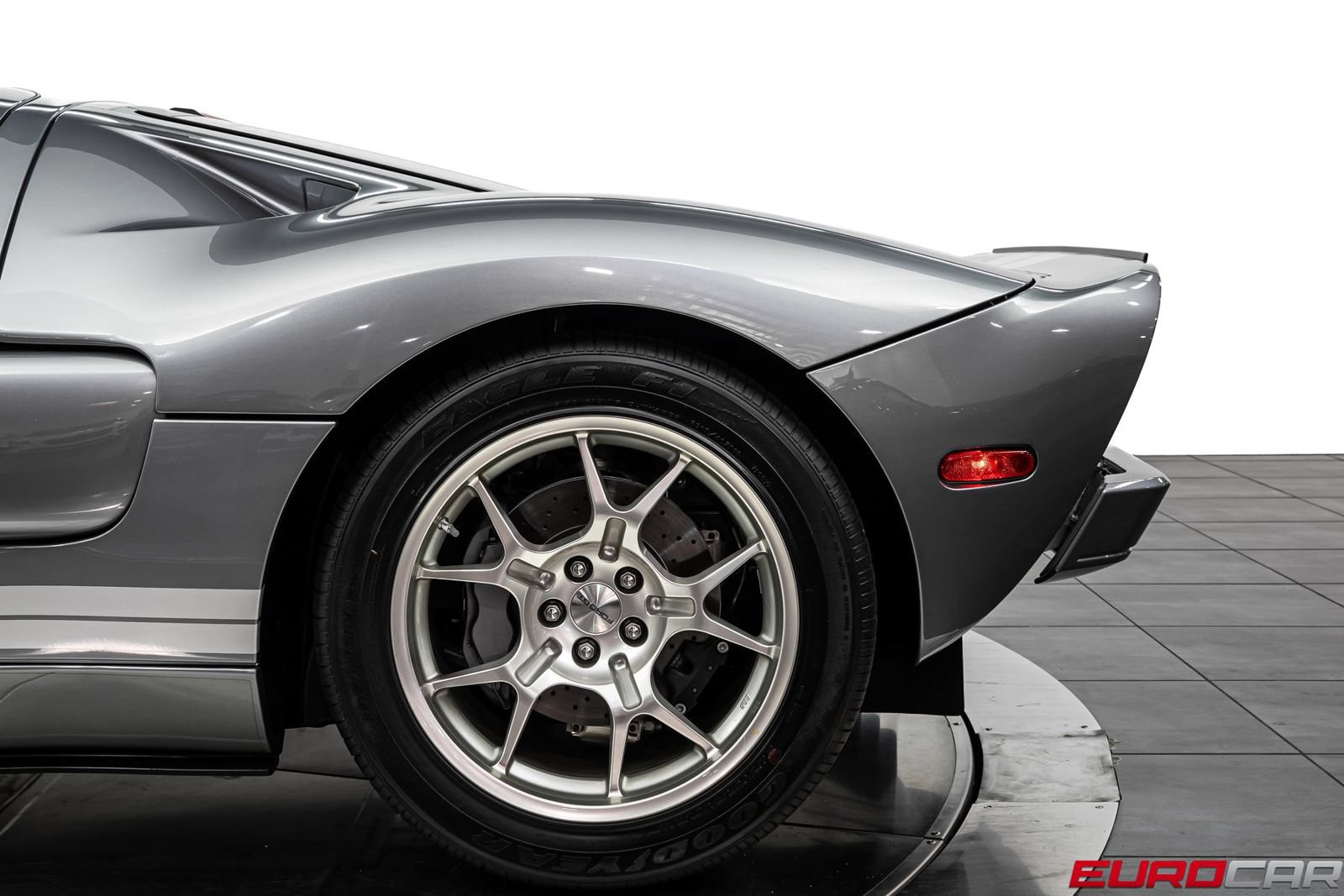 Used 2006 Ford GT RWD image 18