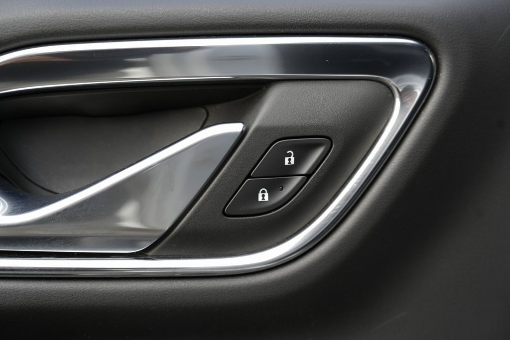 Used 2023 Chevrolet Suburban Premier image 34