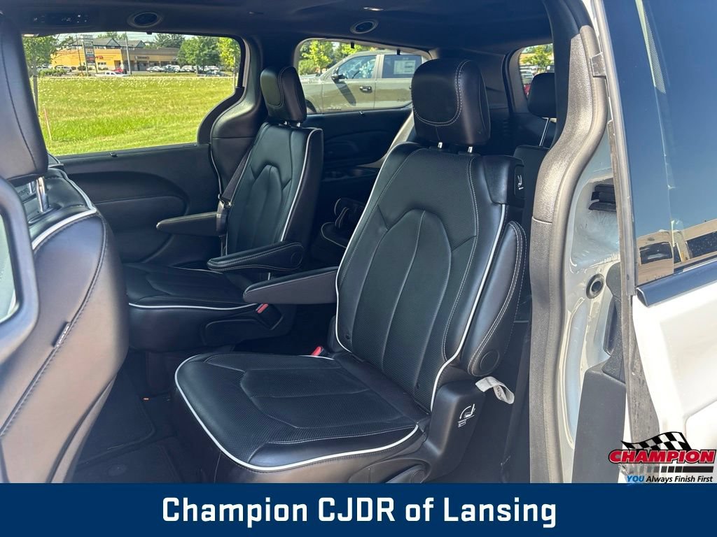 Used 2025 Chrysler Pacifica Limited FWD image 17