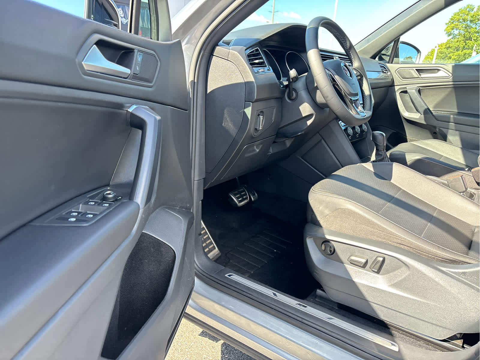 Used 2021 Volkswagen Tiguan SE R-Line image 7