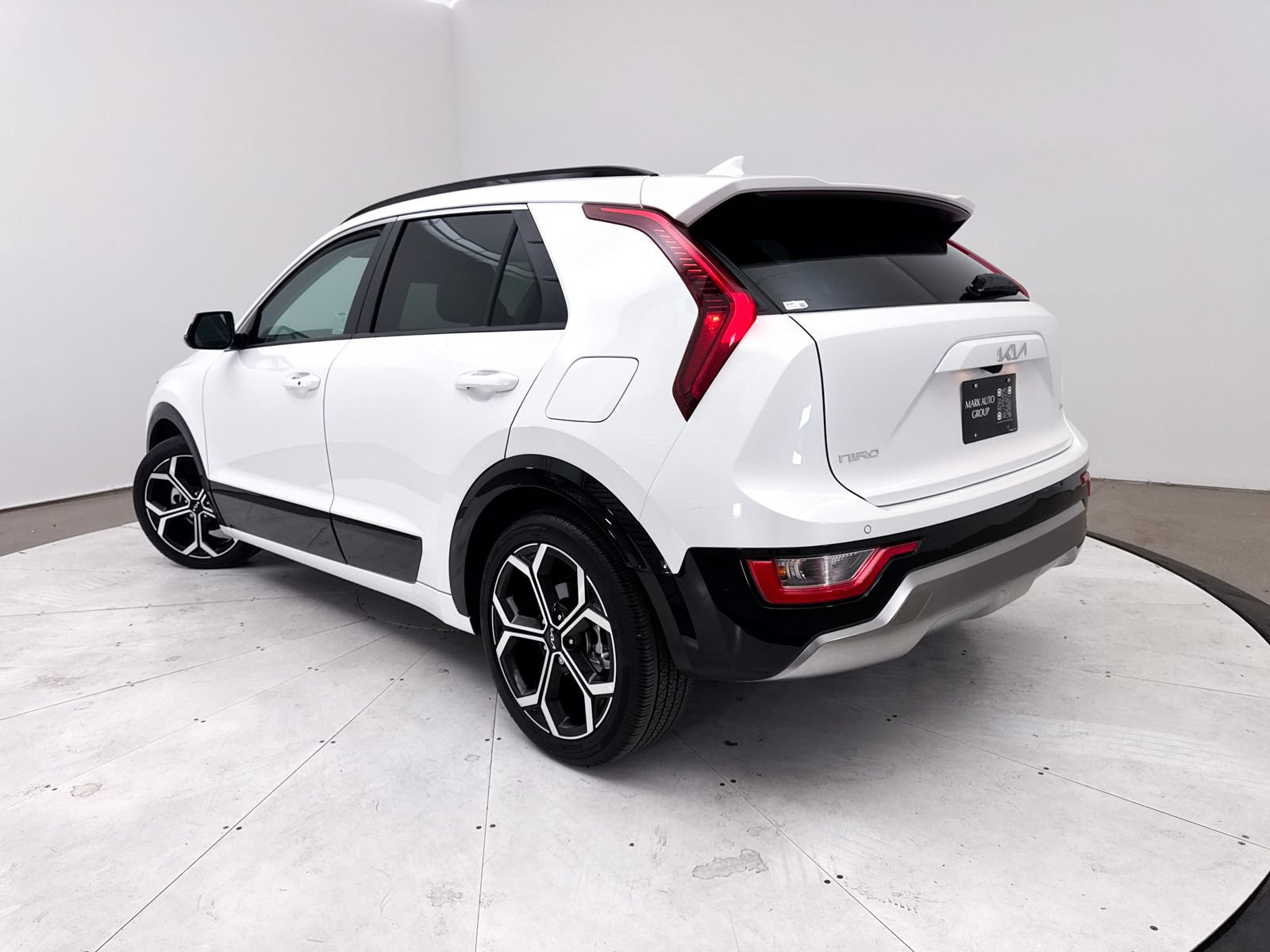 Used 2023 Kia Niro EX Touring FWD image 2