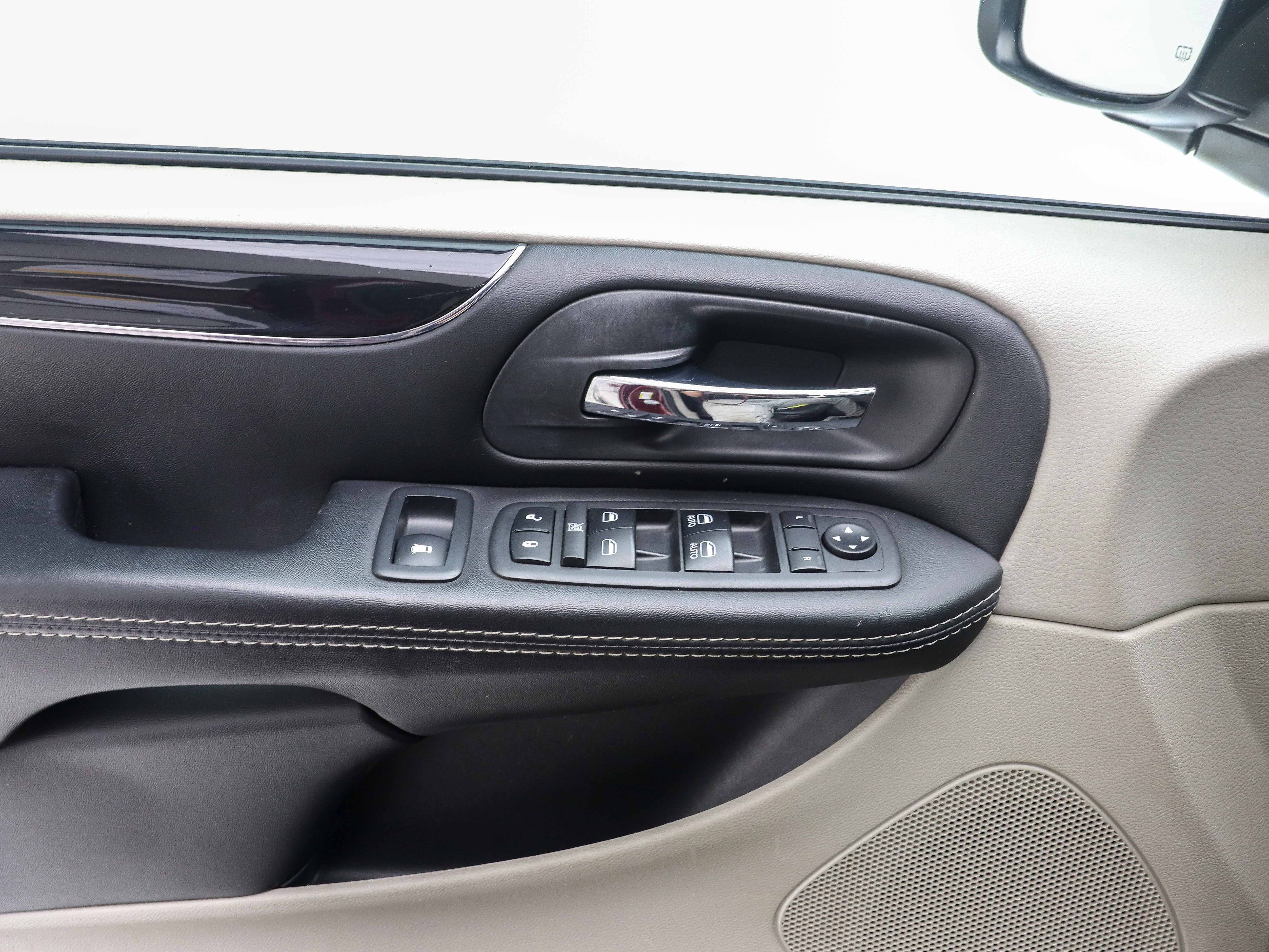 Used 2018 Dodge Grand Caravan SXT FWD image 27