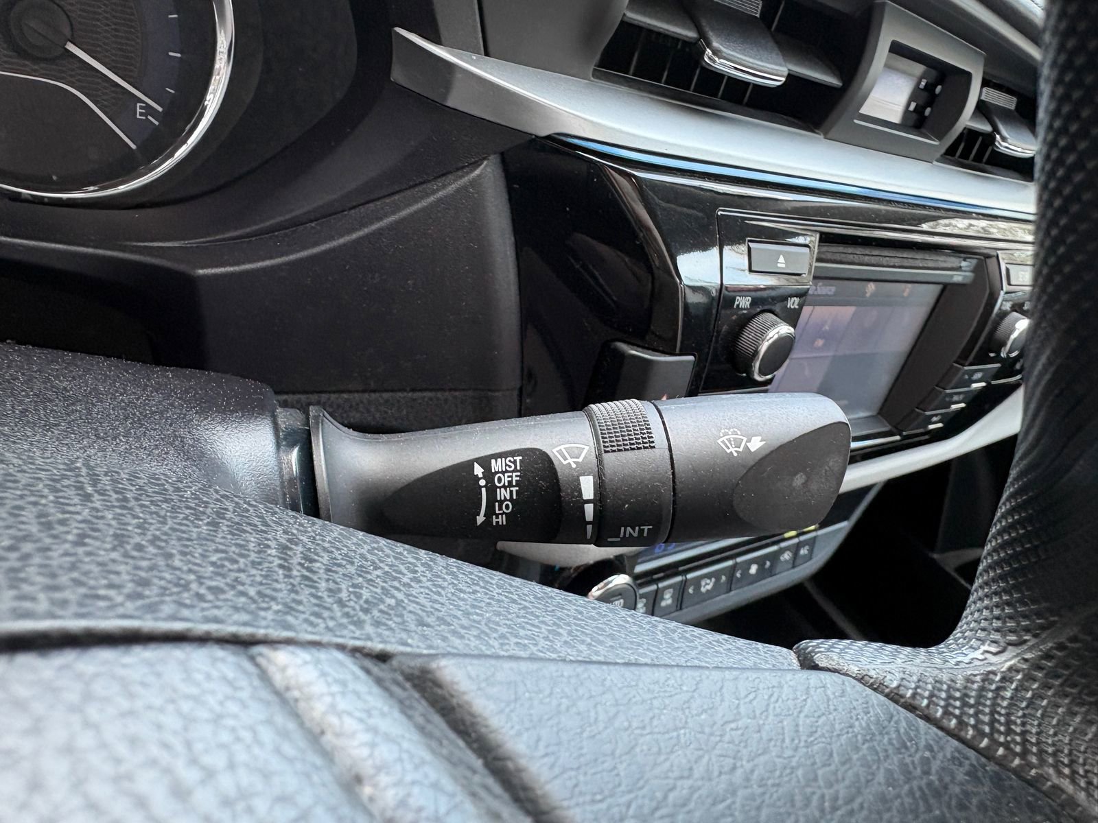 Used 2014 Toyota Corolla LE FWD image 35