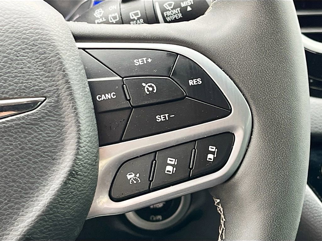 Used 2025 Chrysler Pacifica Select image 19