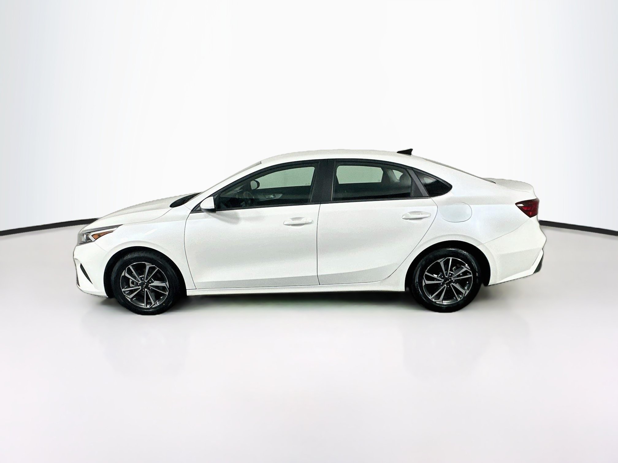 Used 2024 Kia Forte LXS FWD image 4