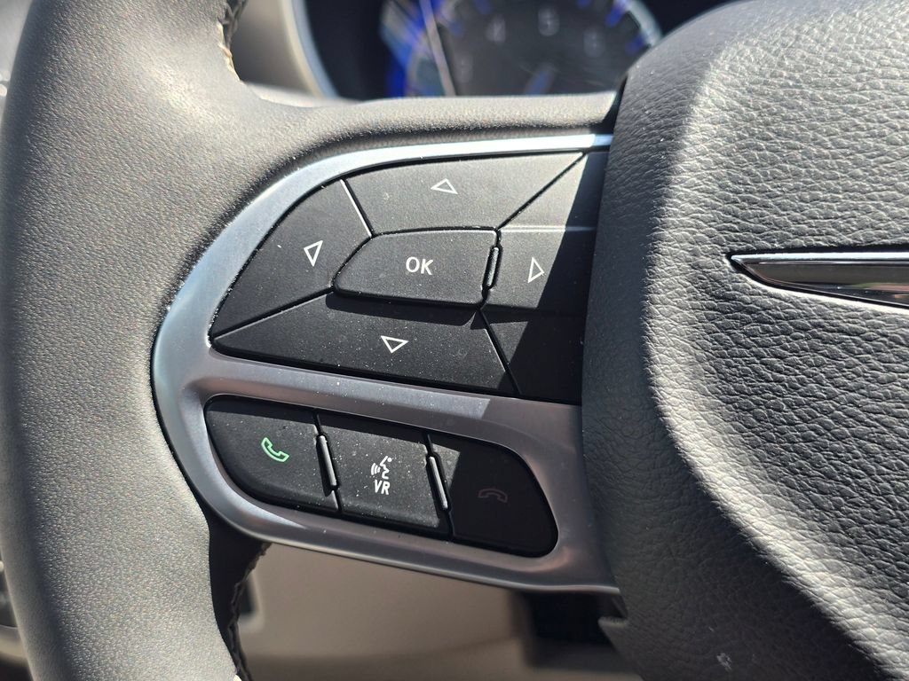 Used 2023 Chrysler Pacifica Touring-L FWD image 31