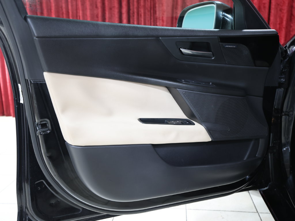 Used 2019 Jaguar XE Premium RWD image 10