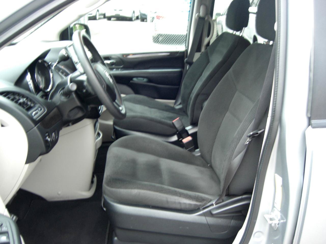 Used 2019 Dodge Grand Caravan SE FWD image 16