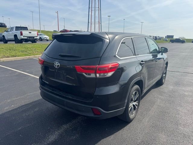 Used 2017 Toyota Highlander LE image 3
