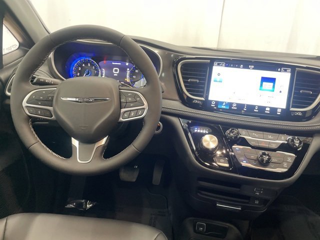 New 2026 Chrysler Pacifica Select image 9