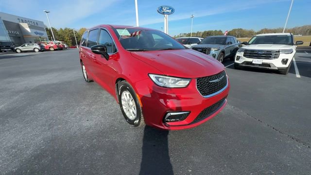 Used 2025 Chrysler Pacifica Select image 2