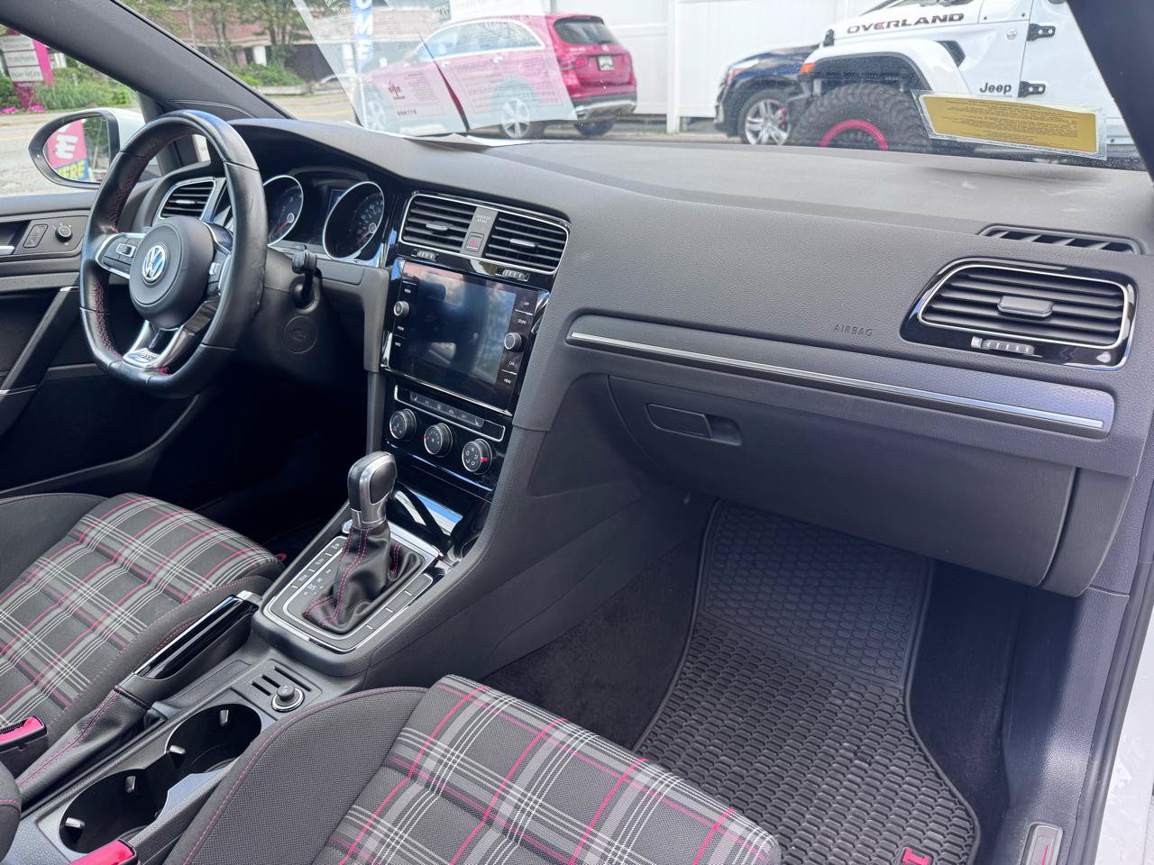 Used 2018 Volkswagen GTI SE FWD image 25