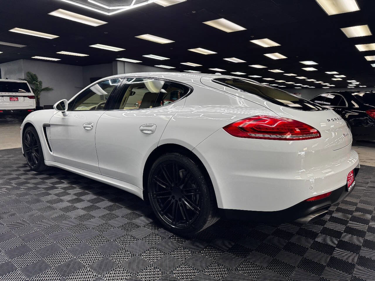 Used 2015 Porsche Panamera 4 image 8